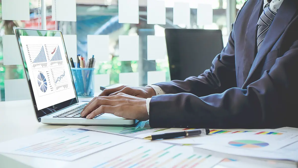 Consultor preparando un informe de compliance penal para una empresa