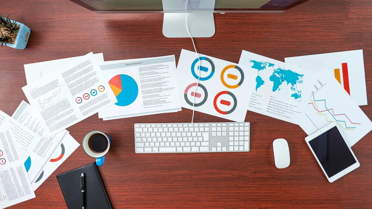 Mesa de trabajo con documentación para elaborar un protocolo de acoso laboral en la empresa